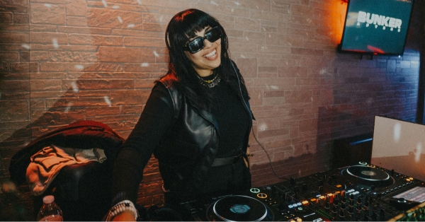 עיצוב עמדת די־ג'יי נכונה – כך שומרים על גישה נוחה לכל הציוד